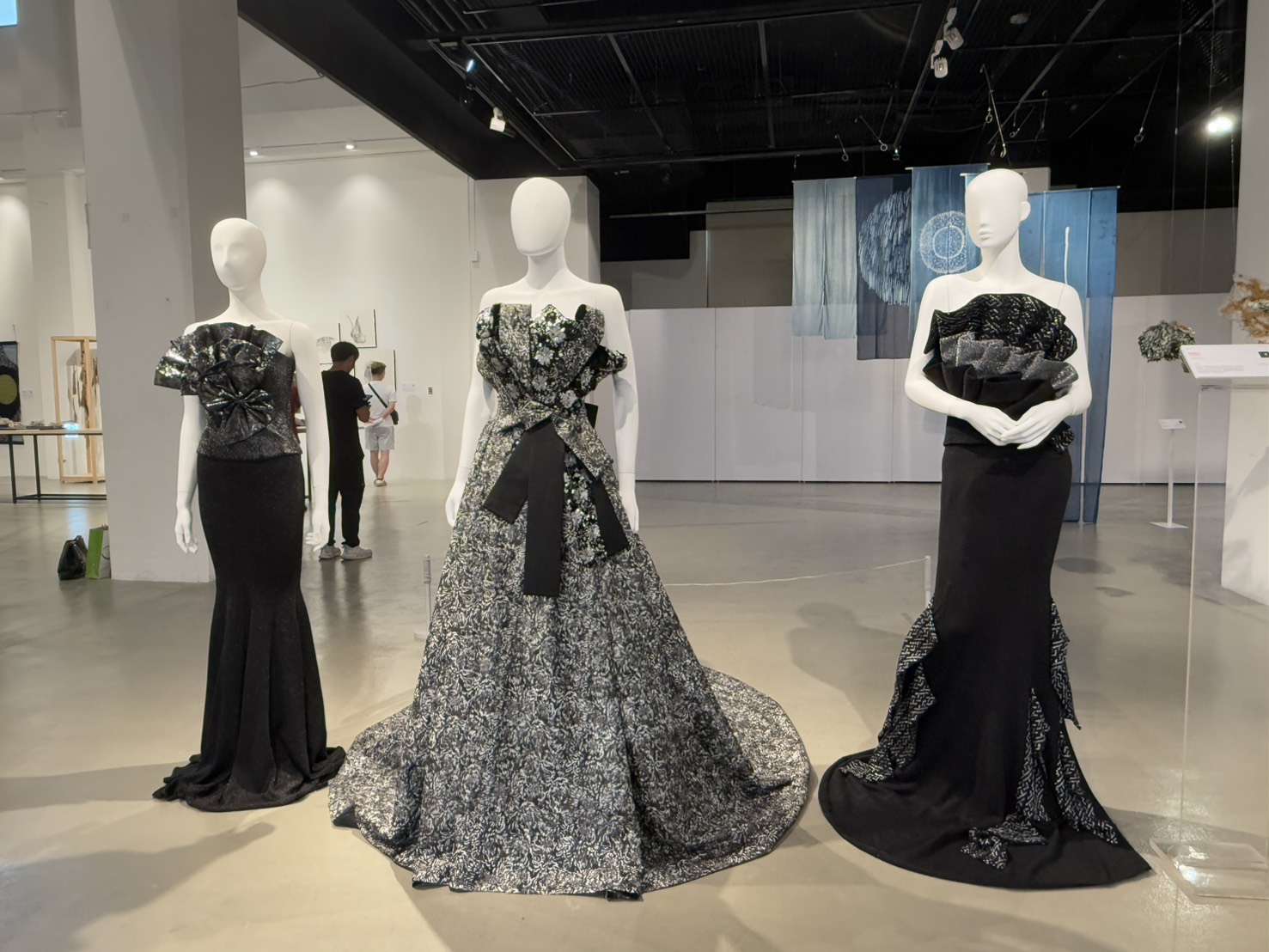 中市第八屆纖維創作獎頒獎 為何我們文化定位該加強? 13 %E7%B7%A8%E7%B9%94%E5%A5%B3%E7%8E%8B %E6%BD%98%E6%80%A1%E8%89%AF%E8%A8%AD%E8%A8%88%E5%B8%AB%E5%B1%95%E5%87%BA %E9%9D%9C%E5%A4%9C%E6%A5%B5%E5%85%89 %E7%B3%BB%E5%88%97%E4%BD%9C%E5%93%81%E5%8F%83%E8%88%87%E4%BA%A4%E6%B5%81