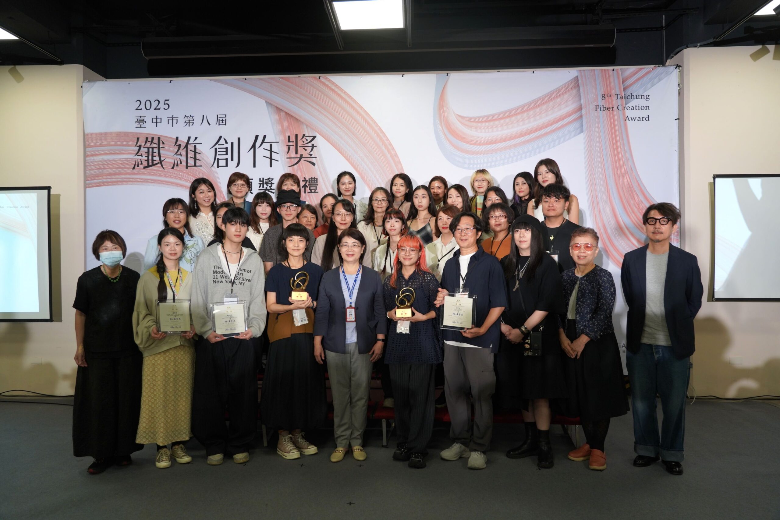 中市第八屆纖維創作獎頒獎 為何我們文化定位該加強? 14 %E5%8F%B0%E4%B8%AD%E5%B8%82%E7%AC%AC8%E5%B1%86%E7%BA%96%E7%B6%AD%E5%89%B5%E4%BD%9C%E7%8D%8E%E9%A0%92%E7%8D%8E%E5%85%B8%E7%A6%AE%E5%BE%97%E7%8D%8E%E8%80%85%E5%A4%A7%E5%90%88%E7%85%A7 scaled