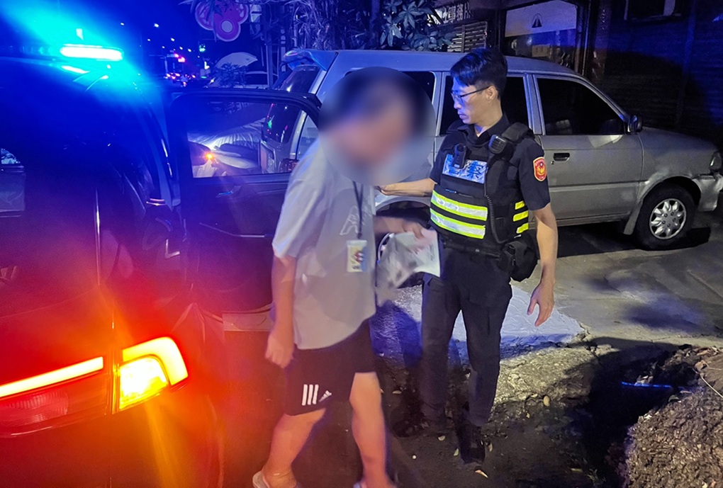 身心障礙的翁男 - 報新聞 Mega News ▲圖說:身心障礙的翁男因錯過末班公車而呆立公車站牌旁,員警瞭解其困境後主動載送回住處 (圖/台中市政府 提供)