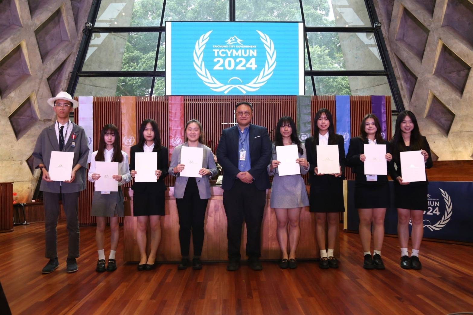 2024%E5%8F%B0%E4%B8%AD%E5%B8%82%E9%9D%92%E5%B9%B4%E6%A8%A1%E6%93%AC%E8%81%AF%E5%90%88%E5%9C%8B%E6%9C%83%E8%AD%B0%E8%90%BD%E5%B9%95 10%E7%B8%A3%E5%B8%82%E9%80%BE300%E5%AD%B8%E7%94%9F%E9%BD%8A%E8%81%9A%E5%9F%B9%E8%82%B2%E5%AE%8F%E8%A7%80%E5%9C%8B%E9%9A%9B%E8%A6%96%E9%87%8E 4