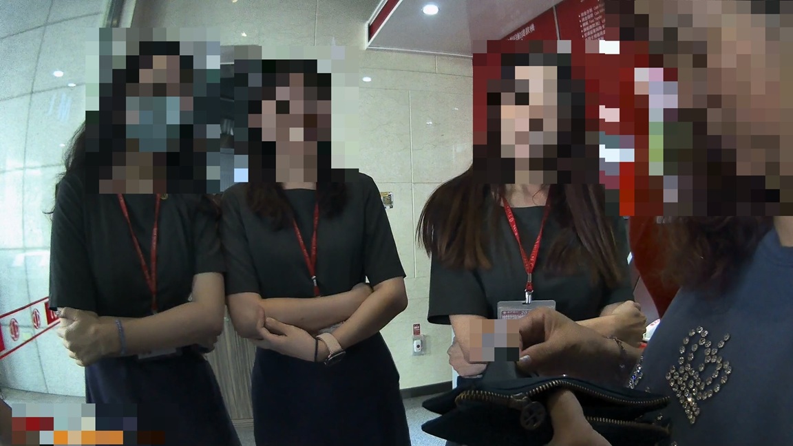 ▲圖說：李姓女子欲解定存250萬匯進網路「老公」推薦的虛擬貨幣投資平台，銀行出動3位行員與警員聯手勸阻 （圖／台中市政府 提供）