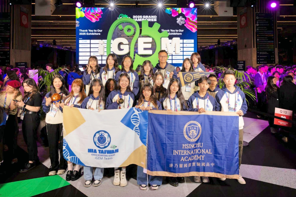 %E5%9C%96%E4%B8%80HIA Taiwan PlasMission%E5%9C%98%E9%9A%8A%E6%96%BCiGEM%E5%9C%8B%E9%9A%9B%E7%AB%B6%E8%B3%BD%E6%A6%AE%E7%8D%B2%E9%87%91%E7%89%8C%E5%BE%8C%E7%9A%84%E5%A4%A7%E6%9C%83%E5%90%88%E5%BD%B1%E7%82%BA%E5%AD%B8%E6%A0%A1%E5%AF%AB%E4%B8%8B%E6%AD%B7%E5%8F%B2%E6%80%A7%E7%9A%84%E4%B8%80 Fotor