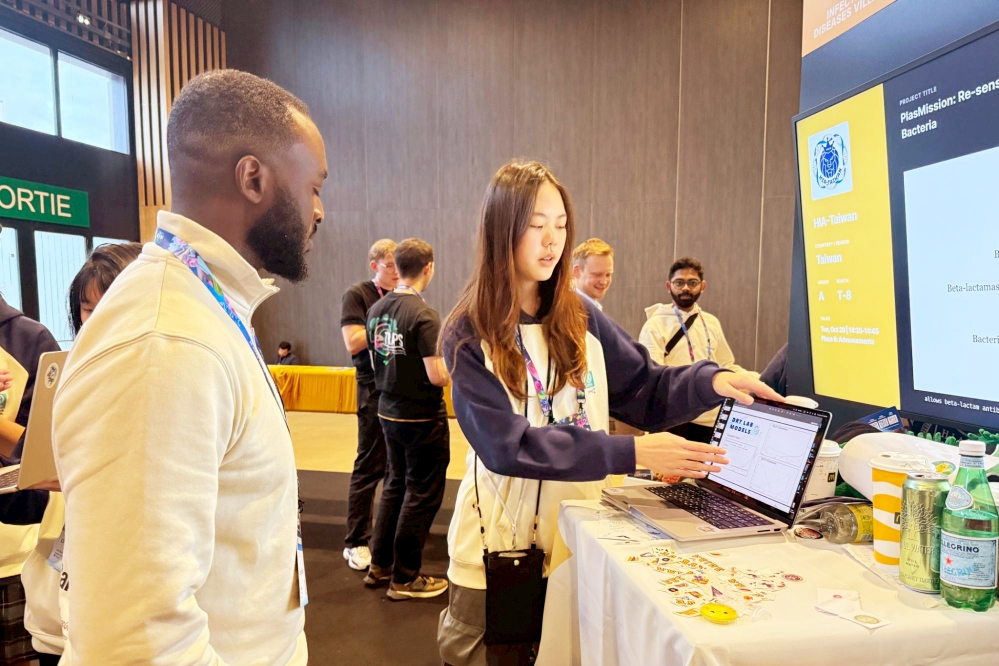 %E5%9C%96%E4%B8%89%E5%AD%B8%E7%94%9F%E8%88%87%E4%BE%86%E8%87%AA%E4%B8%96%E7%95%8C%E5%90%84%E5%9C%B0%E7%9A%84%E5%8F%83%E8%B3%BD%E8%80%85%E7%86%B1%E7%83%88%E4%BA%A4%E6%B5%81%E5%88%86%E4%BA%AB%E7%90%86%E5%BF%B5%E5%BB%BA%E7%AB%8B%E5%9C%8B%E9%9A%9B%E7%A7%91%E7%A0%94%E9%80%A3%E7%B5%90 0 Fotor