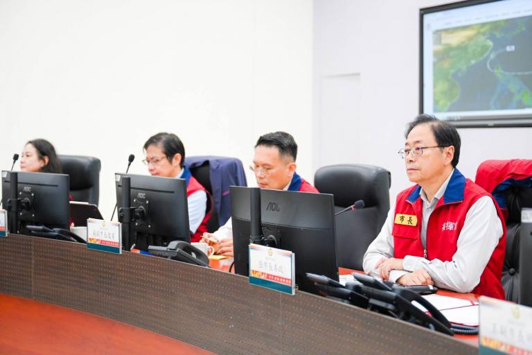 視察災害應變中心二級開設 張善政指示嚴密防颱確保市民安全 2 20251111193714 2d2d564c