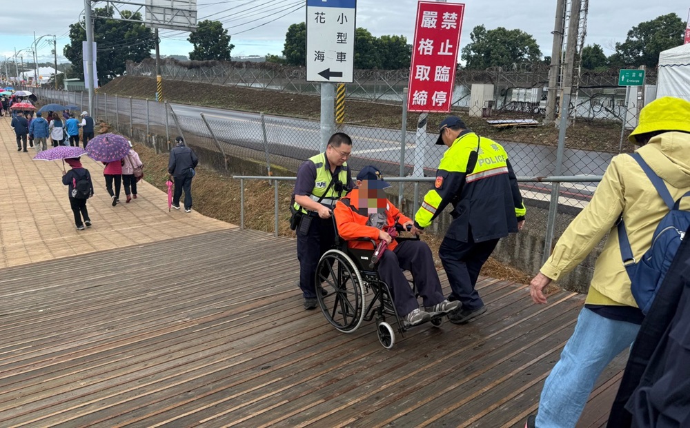 ▲圖說：一位乘坐輪椅長者在新社花海賞花時卡在木棧道，現場執勤東勢員警見狀立即伸出援手 （圖／台中市政府 提供）
