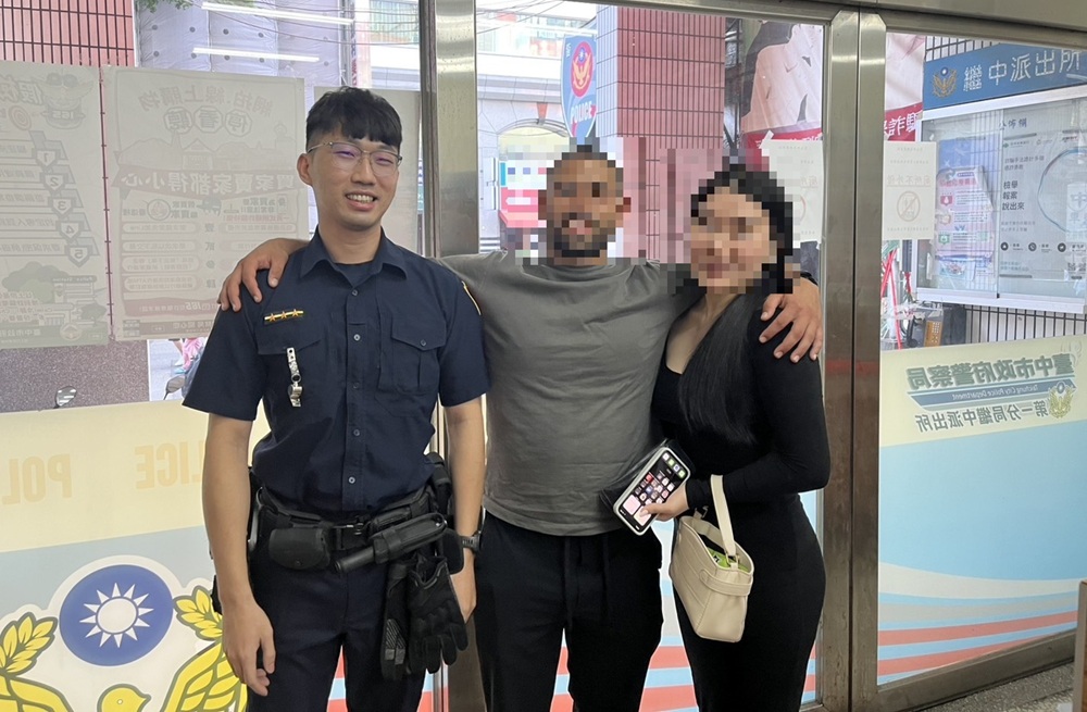 ▲圖說：英籍男子酒後不慎將錢包遺落計程車上，員警調閱監視器比對車輛，順利取回遺失錢包 （圖／台中市政府 提供）