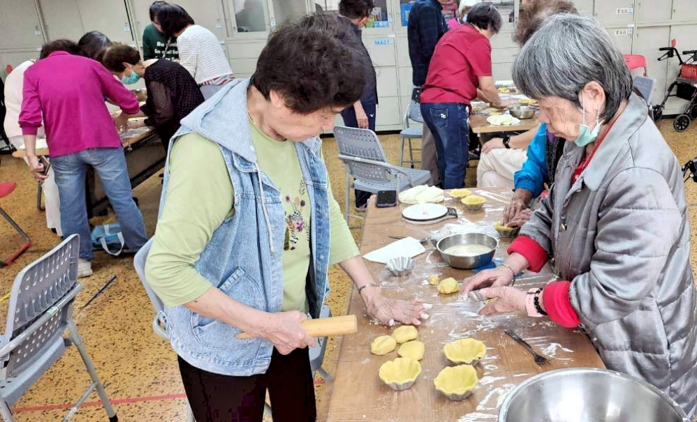 八德榮家烘培教室開課 住民長輩分組合作完成鹹派製作_Fotor - 報新聞 Mega News %E5%85%AB%E5%BE%B7%E6%A6%AE%E5%AE%B6%E7%83%98%E5%9F%B9%E6%95%99%E5%AE%A4%E9%96%8B%E8%AA%B2 %E4%BD%8F%E6%B0%91%E9%95%B7%E8%BC%A9%E5%88%86%E7%B5%84%E5%90%88%E4%BD%9C%E5%AE%8C%E6%88%90%E9%B9%B9%E6%B4%BE%E8%A3%BD%E4%BD%9C Fotor