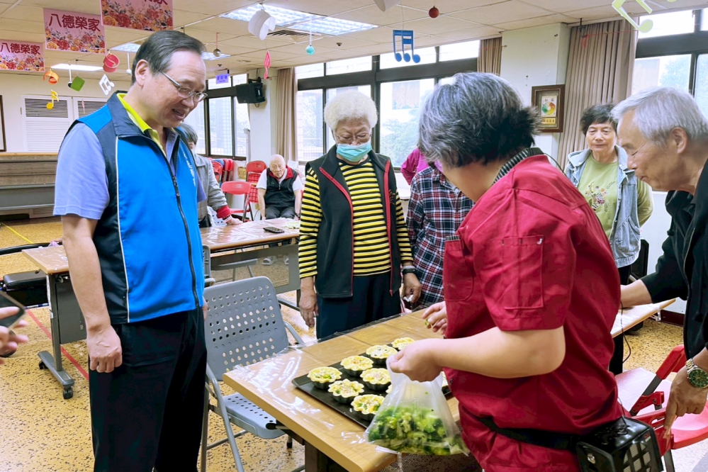 八德榮家主任酆世俊左感謝翁老師熱情帶領住民長輩製作各式美味點心_Fotor1 - 報新聞 Mega News %E5%85%AB%E5%BE%B7%E6%A6%AE%E5%AE%B6%E4%B8%BB%E4%BB%BB%E9%85%86%E4%B8%96%E4%BF%8A%E5%B7%A6%E6%84%9F%E8%AC%9D%E7%BF%81%E8%80%81%E5%B8%AB%E7%86%B1%E6%83%85%E5%B8%B6%E9%A0%98%E4%BD%8F%E6%B0%91%E9%95%B7%E8%BC%A9%E8%A3%BD%E4%BD%9C%E5%90%84%E5%BC%8F%E7%BE%8E%E5%91%B3%E9%BB%9E%E5%BF%83 Fotor1