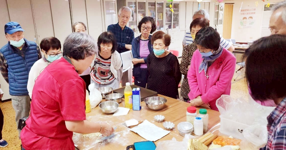 翁靜如老師前排左1為八德榮家住民長輩仔細分享鹹派烘培各式步驟_Fotor - 報新聞 Mega News %E7%BF%81%E9%9D%9C%E5%A6%82%E8%80%81%E5%B8%AB%E5%89%8D%E6%8E%92%E5%B7%A61%E7%82%BA%E5%85%AB%E5%BE%B7%E6%A6%AE%E5%AE%B6%E4%BD%8F%E6%B0%91%E9%95%B7%E8%BC%A9%E4%BB%94%E7%B4%B0%E5%88%86%E4%BA%AB%E9%B9%B9%E6%B4%BE%E7%83%98%E5%9F%B9%E5%90%84%E5%BC%8F%E6%AD%A5%E9%A9%9F Fotor