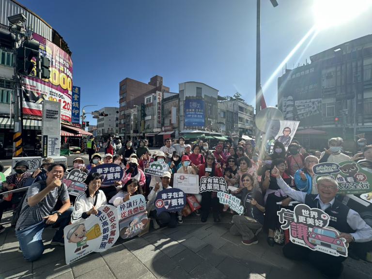 公路局及高雄區監理所攜手代言人沈文程 11月15日臺東市中央市場前暖心快閃宣導高齡換照新制 5 20251115140639 ad95828f