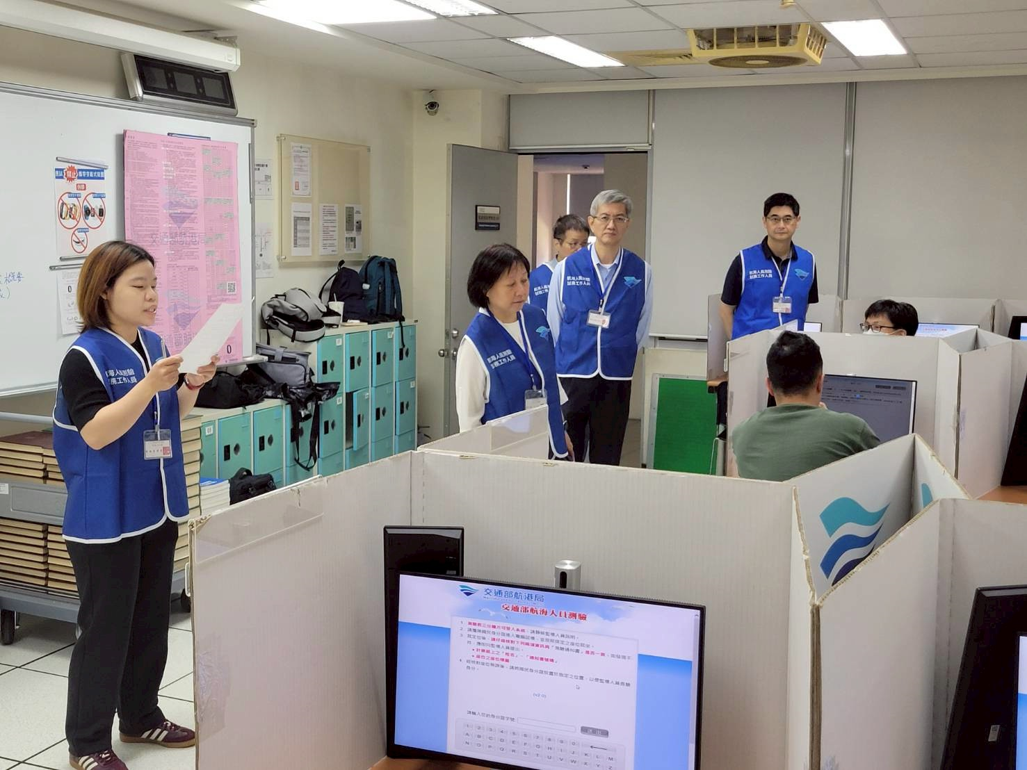 航港局葉協隆局長視察臺北考場 - 報新聞 Mega News %E5%9C%961 %E8%88%AA%E6%B8%AF%E5%B1%80%E8%91%89%E5%8D%94%E9%9A%86%E5%B1%80%E9%95%B7%E8%A6%96%E5%AF%9F%E8%87%BA%E5%8C%97%E8%80%83%E5%A0%B4