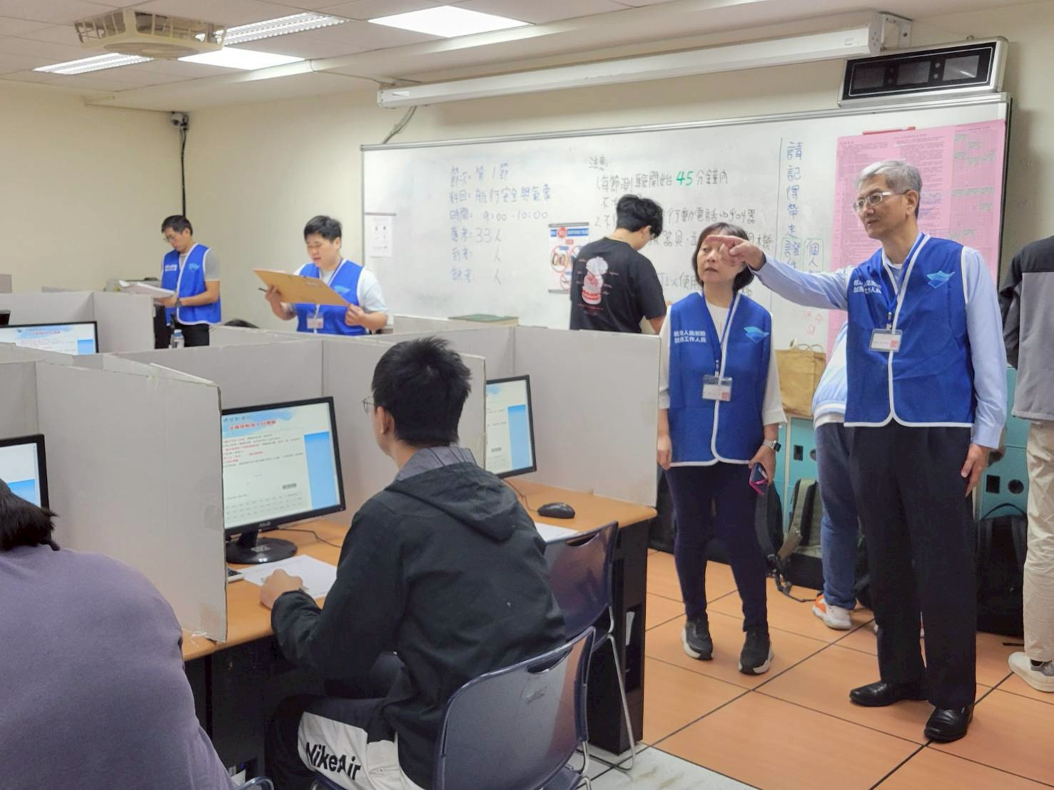 葉協隆局長視察考場為應試考生加油 - 報新聞 Mega News %E5%9C%963 %E8%91%89%E5%8D%94%E9%9A%86%E5%B1%80%E9%95%B7%E8%A6%96%E5%AF%9F%E8%80%83%E5%A0%B4%E7%82%BA%E6%87%89%E8%A9%A6%E8%80%83%E7%94%9F%E5%8A%A0%E6%B2%B9