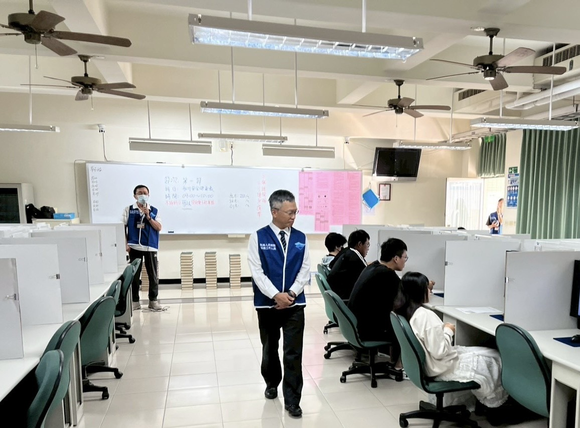 圖2-航港局劉志鴻副局長視察高雄考場 - 報新聞 Mega News %E5%9C%962 %E8%88%AA%E6%B8%AF%E5%B1%80%E5%8A%89%E5%BF%97%E9%B4%BB%E5%89%AF%E5%B1%80%E9%95%B7%E8%A6%96%E5%AF%9F%E9%AB%98%E9%9B%84%E8%80%83%E5%A0%B4