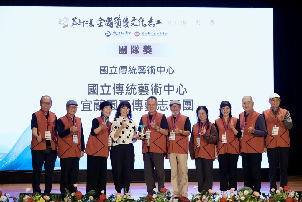 文化部政務次長李靜慧左4致贈全國績優文化志工團體獎予國立傳統文化中心宜蘭園區傳藝志工團 - 報新聞 Mega News %E6%96%87%E5%8C%96%E9%83%A8%E6%94%BF%E5%8B%99%E6%AC%A1%E9%95%B7%E6%9D%8E%E9%9D%9C%E6%85%A7%E5%B7%A64%E8%87%B4%E8%B4%88%E5%85%A8%E5%9C%8B%E7%B8%BE%E5%84%AA%E6%96%87%E5%8C%96%E5%BF%97%E5%B7%A5%E5%9C%98%E9%AB%94%E7%8D%8E%E4%BA%88%E5%9C%8B%E7%AB%8B%E5%82%B3%E7%B5%B1%E6%96%87%E5%8C%96%E4%B8%AD%E5%BF%83%E5%AE%9C%E8%98%AD%E5%9C%92%E5%8D%80%E5%82%B3%E8%97%9D%E5%BF%97%E5%B7%A5%E5%9C%98 1024x683 1