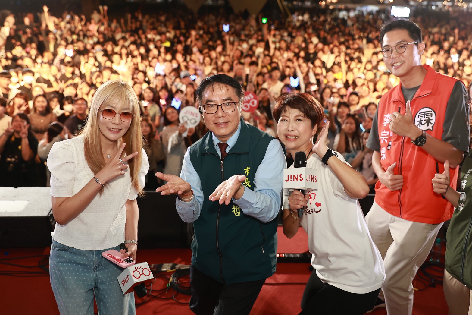 南臺灣最萌寵物派對!JINS《滾草皮音樂祭》吸3千人來野餐 市長黃偉哲探班陪毛孩「滾草皮」 攜中途萌犬逛市集、吃漢 7 1763277809048 1