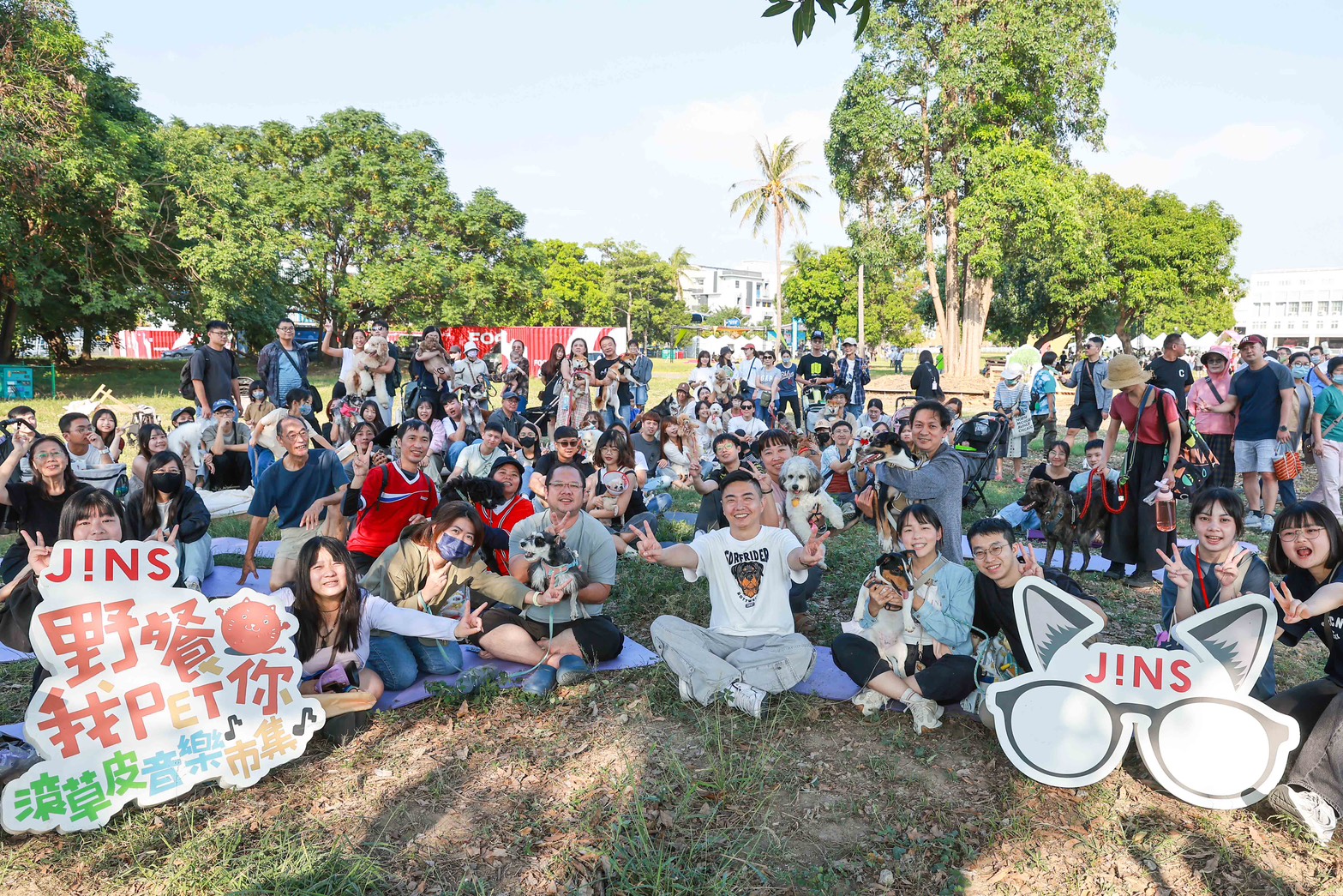 南臺灣最萌寵物派對!JINS《滾草皮音樂祭》吸3千人來野餐 市長黃偉哲探班陪毛孩「滾草皮」 攜中途萌犬逛市集、吃漢 11 1763278281059