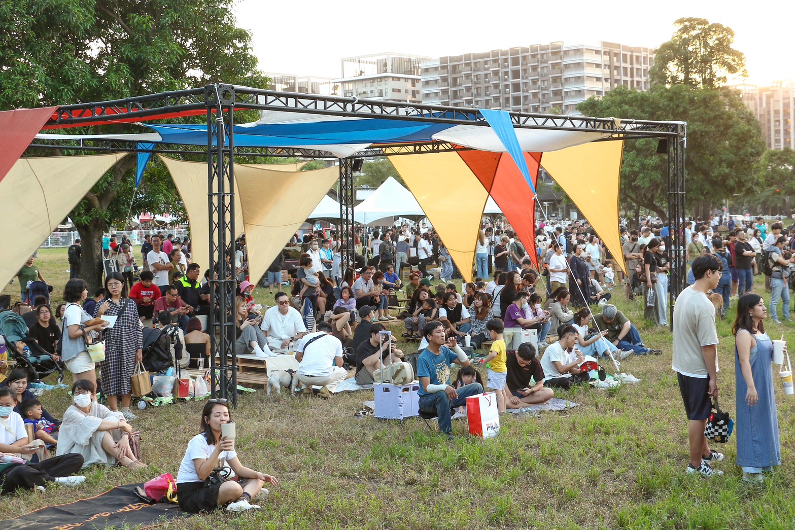 南臺灣最萌寵物派對!JINS《滾草皮音樂祭》吸3千人來野餐 市長黃偉哲探班陪毛孩「滾草皮」 攜中途萌犬逛市集、吃漢 12 1763278295095