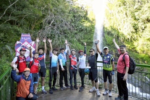 騎遇地球脈動!2025徐行縱谷板塊騎遇自行車活動熱血登場 12 ▲縱管處長許宗民(中紅衣)與民眾同遊瓦拉米古道。(圖/花東縱谷國家風景區管理處)