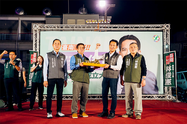 林俊憲西港後援會成立 丹娜絲受災戶現身支持 15 20251116231747 280a4804