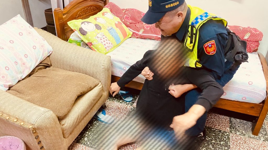 民眾跌坐床邊無力起身 南埔警積極協助救援脫困 3 S 464740365 0 1024x576 1