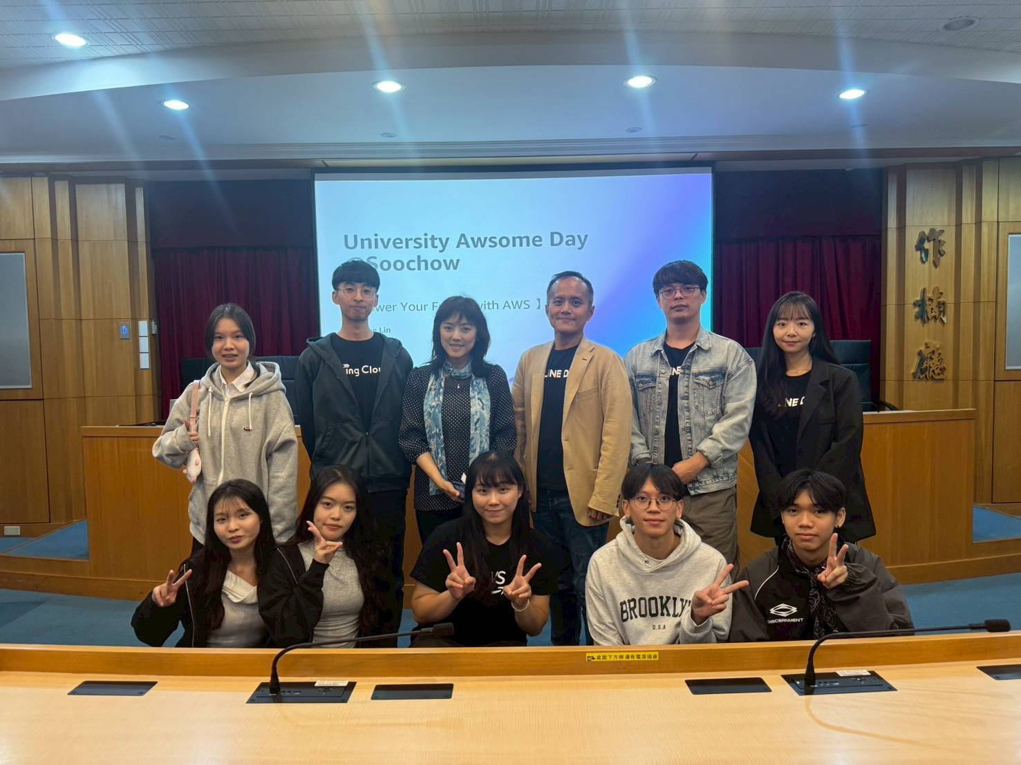 %E5%9C%96%E4%BA%94%E6%9C%83%E5%BE%8CStanley Huang%E8%B3%87%E6%B7%B1%E8%AC%9B%E5%B8%AB%E4%BA%BA%E6%9C%ACAI%E7%A0%94%E7%A9%B6%E4%B8%AD%E5%BF%83%E6%9C%B1%E8%95%99%E5%90%9B%E4%B8%BB%E4%BB%BB%E5%90%8C%E6%9C%AC%E6%A0%A1%E5%AD%B8%E7%94%9F%E5%90%88%E5%BD%B1