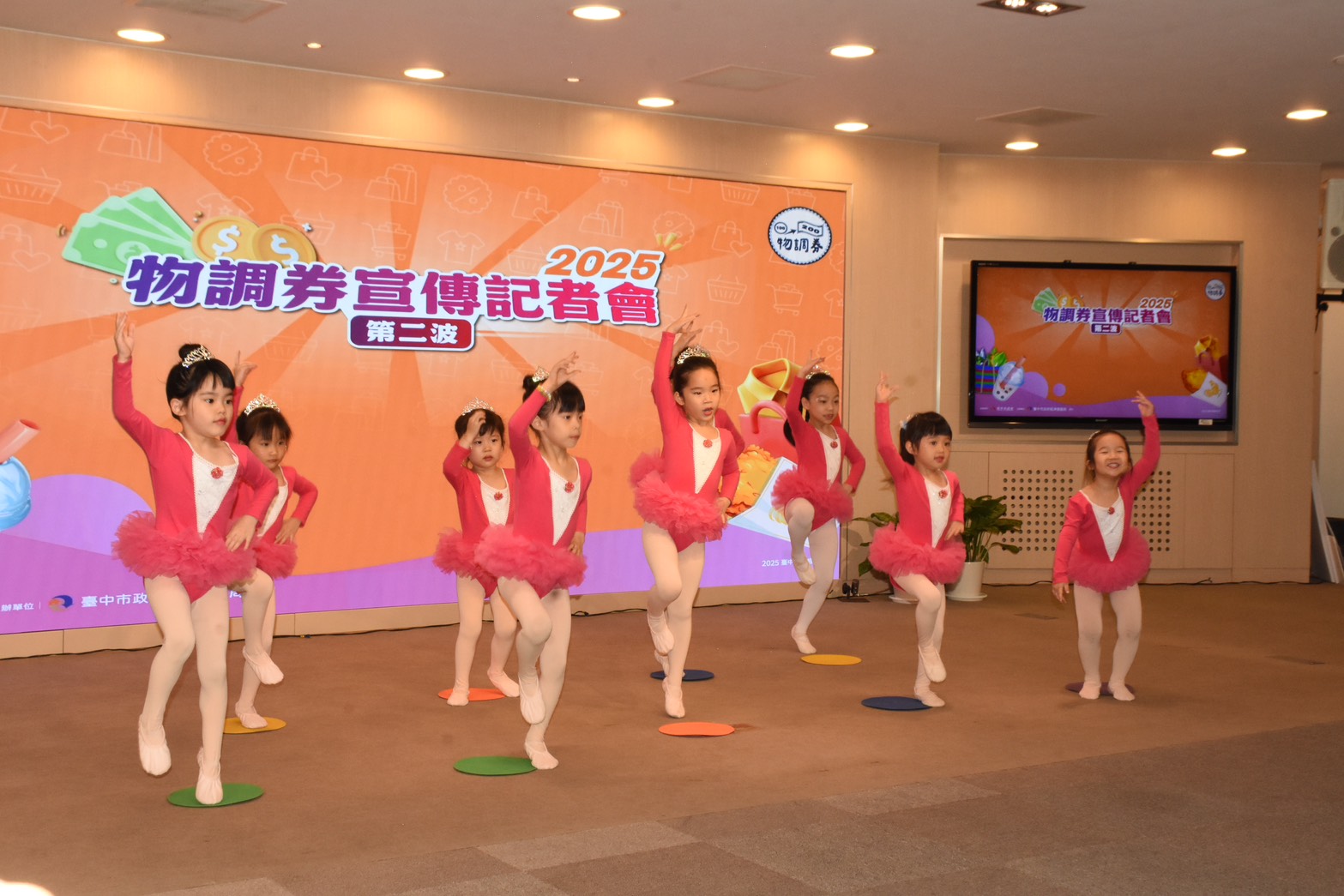 %E9%96%8B%E5%A0%B4%E8%A1%A8%E6%BC%94 %E7%9A%87%E5%AE%B6%E5%85%92%E7%AB%A5%E8%88%9E%E8%B9%88%E5%9C%98 0