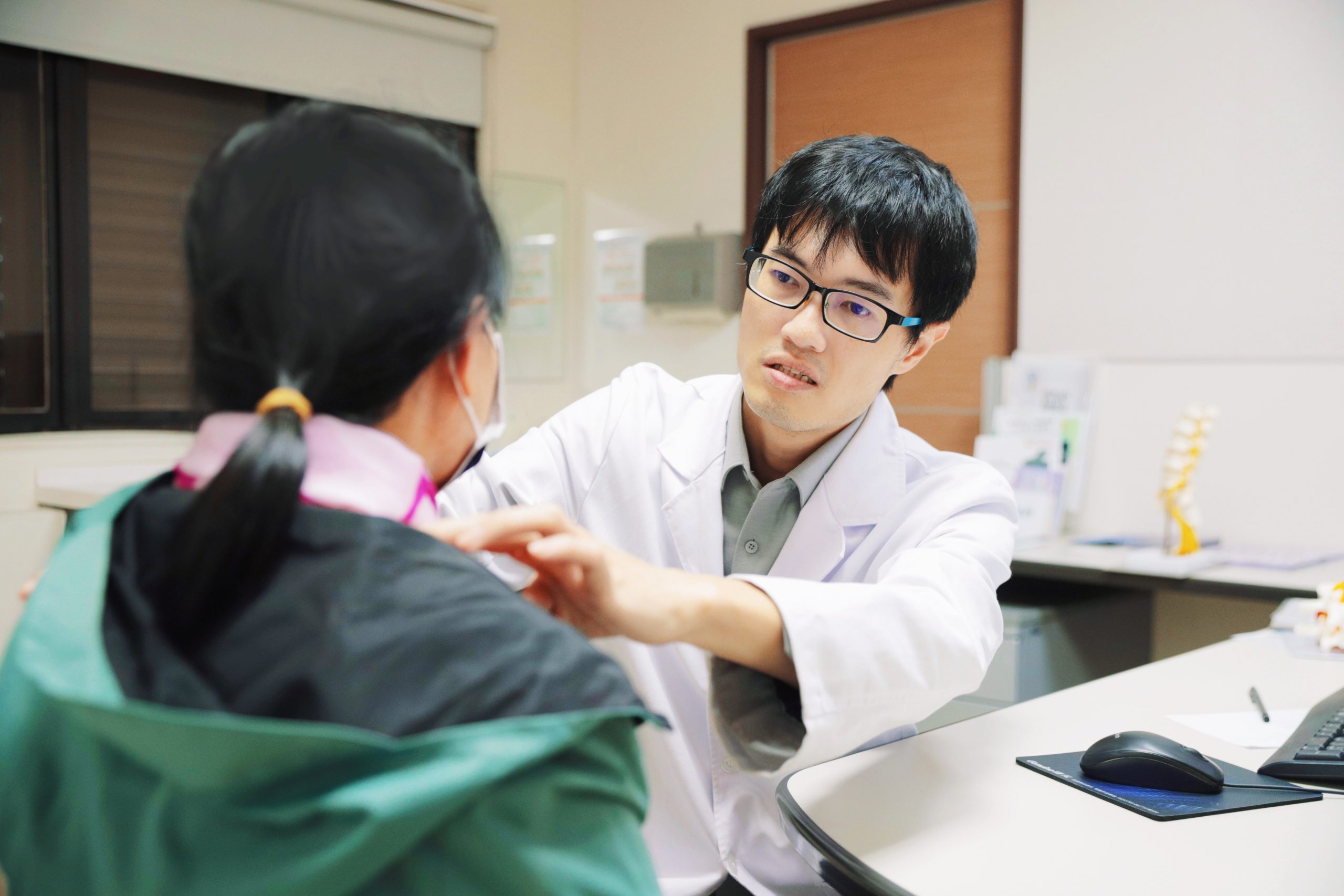 %E7%BE%85%E6%9D%B1%E5%8D%9A%E6%84%9B%E9%86%AB%E9%99%A2%E8%84%8A%E6%A4%8E%E5%BE%AE%E5%89%B5%E4%B8%AD%E5%BF%83%E9%BB%83%E5%AE%89%E5%B9%B3%E9%86%AB%E5%B8%AB%E6%8F%90%E9%86%92%E9%A0%B8%E6%A4%8E%E9%96%93%E7%9B%A4%E7%AA%81%E5%87%BA%E4%B9%9F%E6%9C%83%E5%BC%95%E8%B5%B7%E8%82%A9%E9%A0%B8%E7%97%9B%E6%89%8B%E9%BA%BB%E5%8A%A0 0 scaled 1