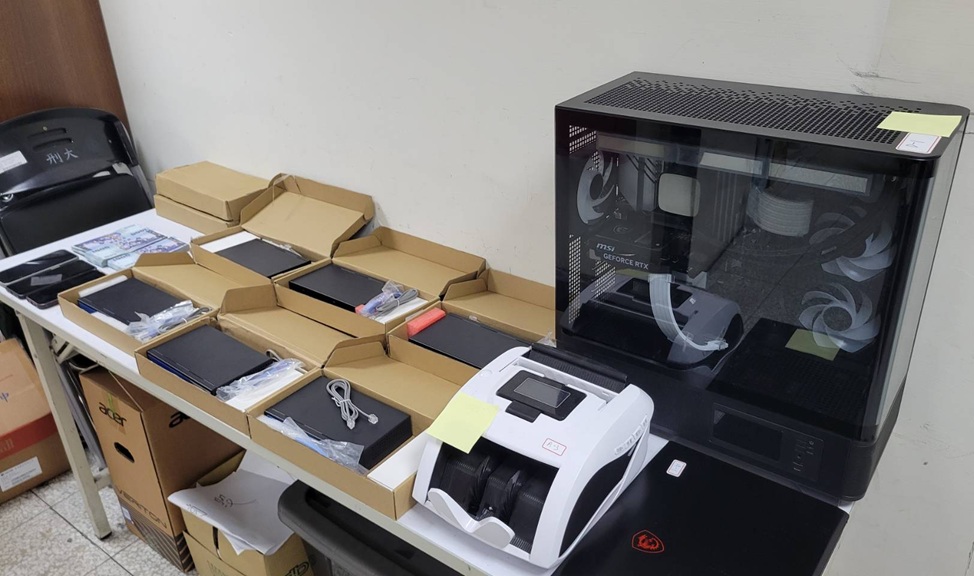 ▲圖說：警方查扣IPPBX設備、電腦、伺服器主機及手機等贓證物 （圖／台中市政府 提供）