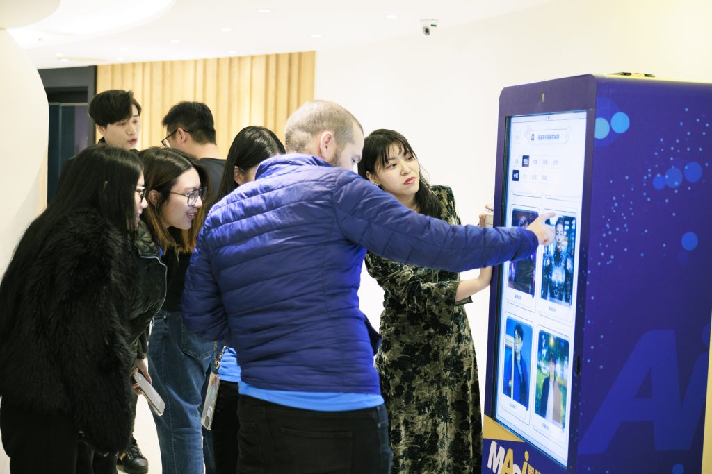 與會者熱烈好奇地體驗Magicfoto AI智慧拍照機 - 報新聞 Mega News %E8%88%87%E6%9C%83%E8%80%85%E7%86%B1%E7%83%88%E5%A5%BD%E5%A5%87%E5%9C%B0%E9%AB%94%E9%A9%97Magicfoto AI%E6%99%BA%E6%85%A7%E6%8B%8D%E7%85%A7%E6%A9%9F 1024x683 1