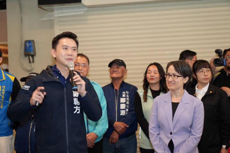 蕭美琴走訪竹北老市場大讚轉型有感 鄭朝方帶領攤商新生機業績漲3成 3 20251121200324 fd45a85a