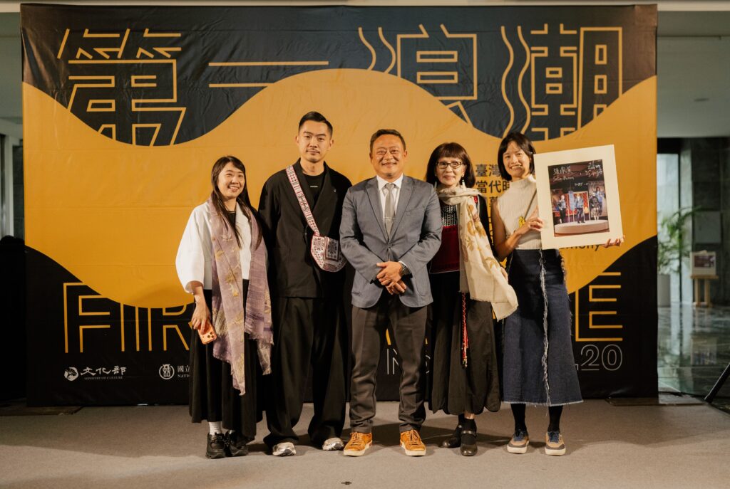 站穩!原民時尚的第一浪潮又來了!史前館「第一浪潮︰臺灣原住民族當代時裝藝術展」熱烈開幕 10 5 15 1024x687 1