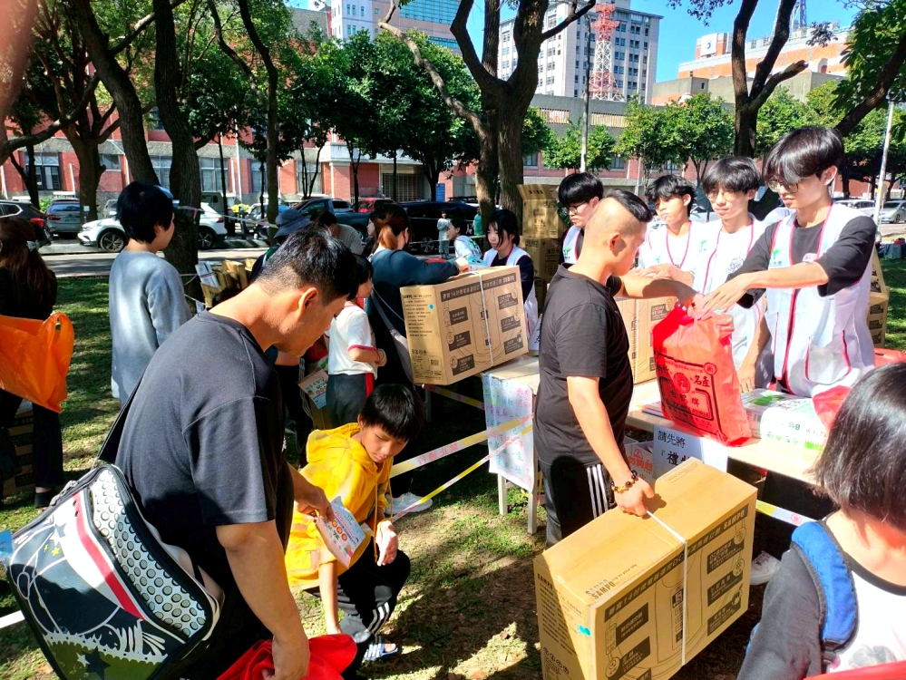 %E6%9A%96%E5%BF%83%E6%87%89%E6%8F%B4%E7%A6%AE%E7%99%BC%E9%80%814 Fotor