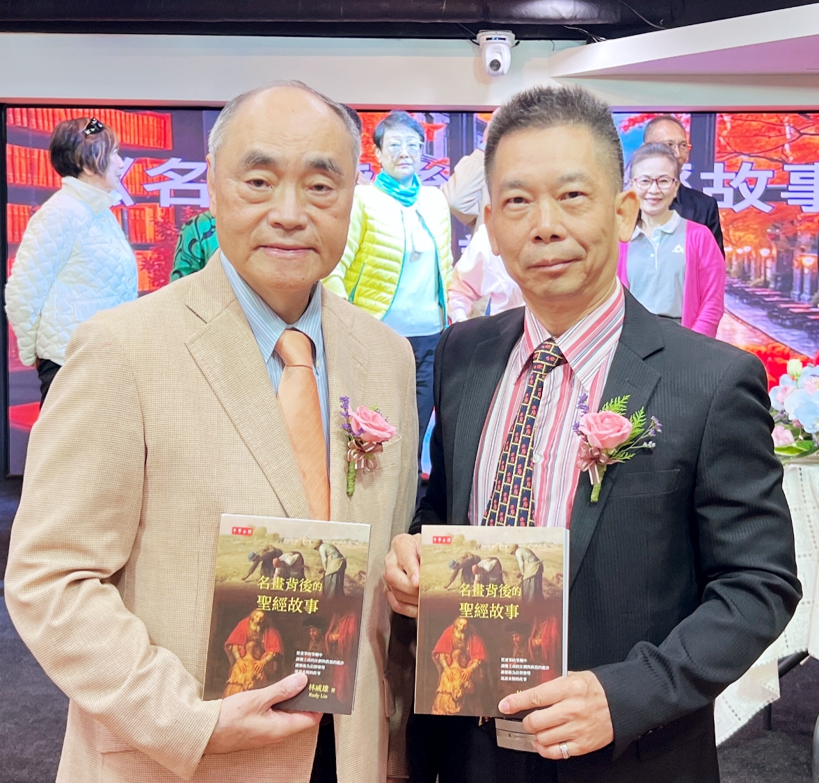 %E5%90%8D%E7%95%AB%E8%83%8C%E5%BE%8C%E7%9A%84%E8%81%96%E7%B6%93%E6%95%85%E4%BA%8B%E4%BD%9C%E8%80%85%E6%9E%97%E5%A8%81%E9%9B%84%E5%B7%A6%E8%88%87%E5%87%BA%E7%89%88%E8%80%85%E5%BC%B5%E7%B6%AD%E6%96%B0%E5%8F%B3 Fotor