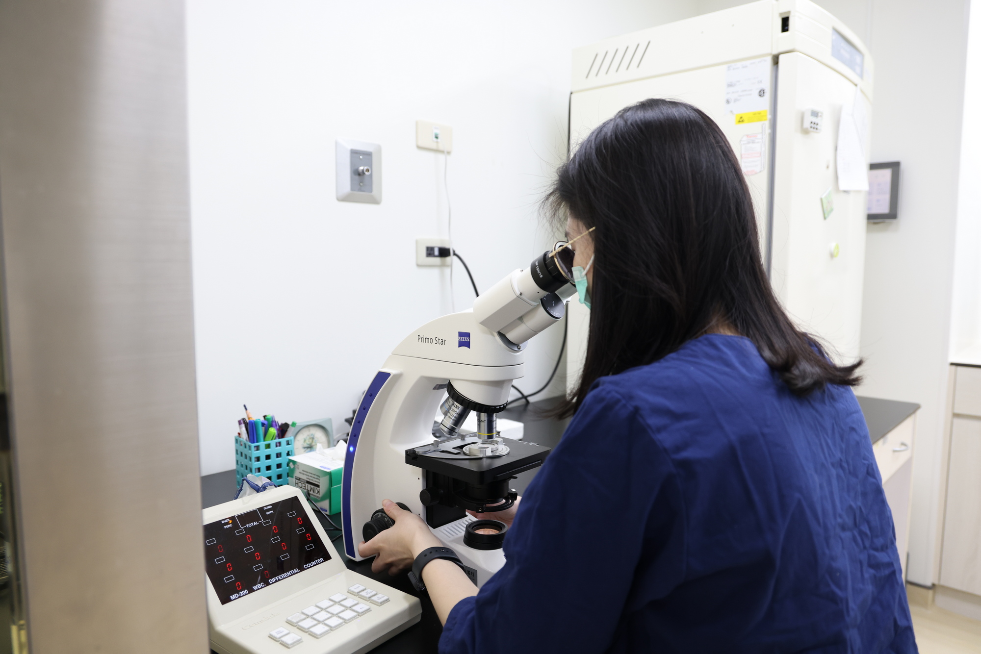 %E6%8A%80%E8%A1%93%E4%BA%BA%E5%93%A1%E5%9C%A8%E5%AF%A6%E9%A9%97%E5%AE%A4%E6%93%8D%E4%BD%9C%E9%A1%AF%E5%BE%AE%E9%8F%A1%E5%AE%8C%E6%88%90%E7%94%9F%E8%82%B2%E5%8A%9B%E4%BF%9D%E5%AD%98%E6%89%80%E9%9C%80%E7%9A%84%E5%93%81%E8%B3%AA%E8%A9%95%E4%BC%B0%E4%BD%9C%E6%A5%AD