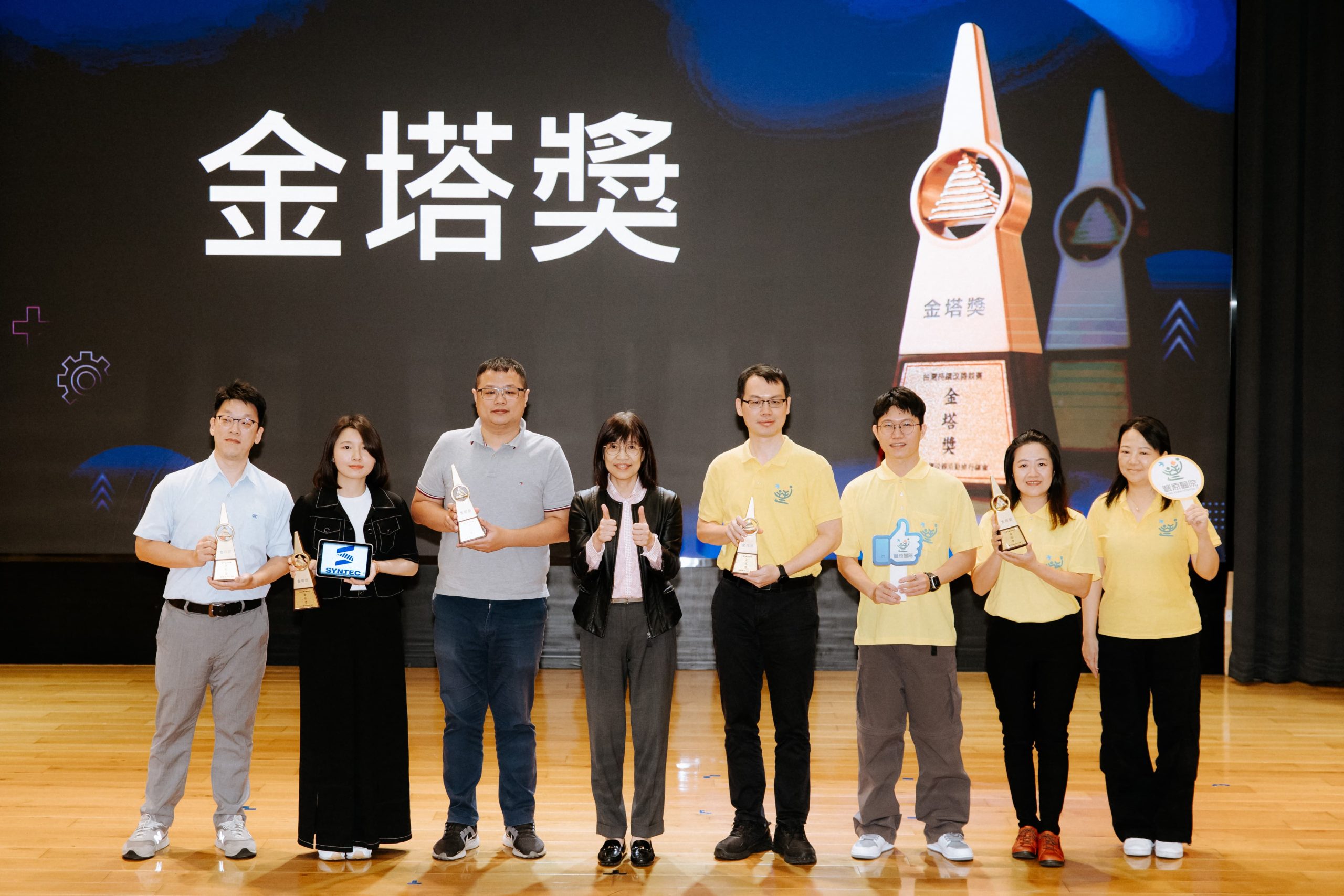 - 報新聞 Mega News %E5%9C%96%E8%AA%AA%E5%9B%9B%E5%8D%97%E5%8D%80%E6%9E%97%E6%95%8F%E7%8E%89%E6%9C%83%E9%95%B7%E8%81%AF%E8%8F%AF%E9%9B%BB%E5%AD%90%E5%89%AF%E7%B8%BD%E7%B6%93%E7%90%86%E5%B7%A64%E8%88%87%E5%9C%98%E7%B5%90%E7%B5%84%E9%87%91%E5%A1%94%E7%8D%8E%E5%9C%98%E9%9A%8A%E5%90%88%E7%85%A7 scaled 1