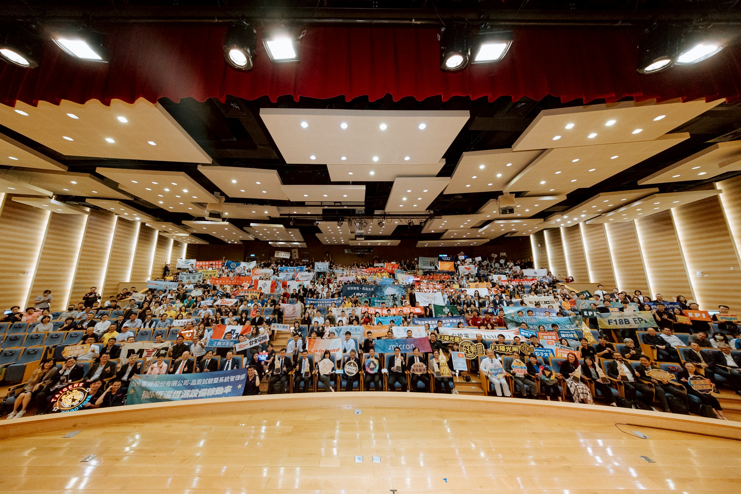 - 報新聞 Mega News %E5%9C%96%E8%AA%AA%E4%B8%802025%E5%B9%B411%E6%9C%8814%E6%97%A5%E4%BE%86%E8%87%AA%E5%85%A8%E5%8F%B0%E5%90%84%E4%BC%81%E6%A5%AD%E6%A9%9F%E6%A7%8B%E5%85%B1116%E5%80%8B%E5%9C%98%E9%9A%8A%E9%BD%8A%E8%81%9A%E4%B8%80%E5%A0%82%E8%87%AA%E5%82%99%E6%97%97%E5%B9%9F%E5%8F%A3%E8%99%9F%E5%85%85%E5%88%86%E5%B1%95%E7%8F%BE%E5%B0%8D%E5%93%81%E8%B3%AA%E7%AE%A1%E7%90%86%E8%88%87%E6%8C%81%E7%BA%8C%E6%94%B9%E5%96%84%E6%B4%BB%E5%8B%95%E7%9A%84%E7%86%B1%E6%83%85