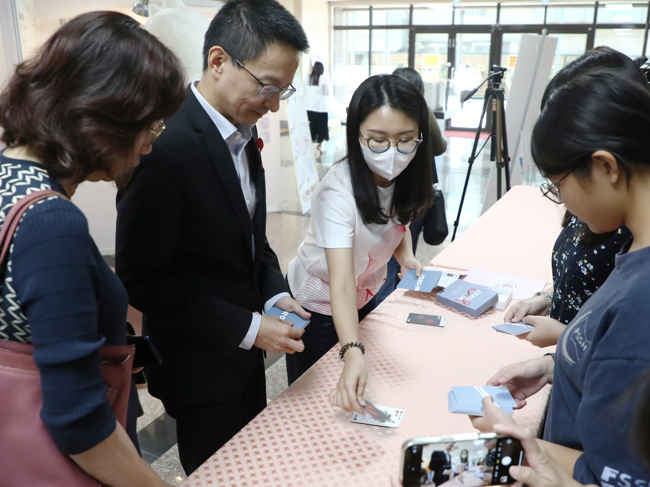 03-衛福部疾管署長羅一鈞左二和學生一起玩HIV生存戰卡牌 - 報新聞 Mega News 03 %E8%A1%9B%E7%A6%8F%E9%83%A8%E7%96%BE%E7%AE%A1%E7%BD%B2%E9%95%B7%E7%BE%85%E4%B8%80%E9%88%9E%E5%B7%A6%E4%BA%8C%E5%92%8C%E5%AD%B8%E7%94%9F%E4%B8%80%E8%B5%B7%E7%8E%A9HIV%E7%94%9F%E5%AD%98%E6%88%B0%E5%8D%A1%E7%89%8C