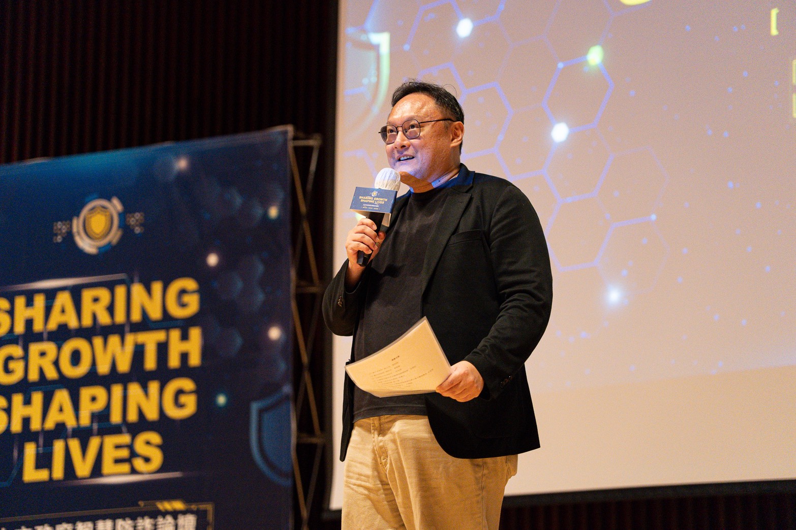 借鏡歐盟日韓標準建構跨領域數位安全網 台中市政府啟動「AI/Deepfake 防詐戰略框架」 11 %E9%84%AD%E7%85%A7%E6%96%B0%E5%89%AF%E5%B8%82%E9%95%B7%E9%96%8B%E5%A0%B4%E8%87%B4%E8%A9%9E