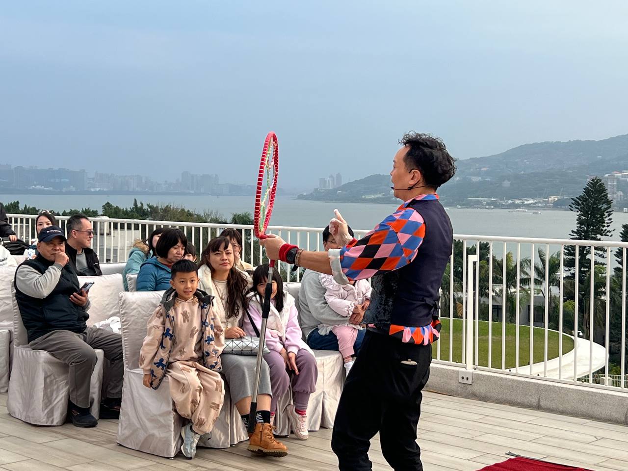 %E5%9C%96%E4%BA%8C%E4%B8%8B%E5%8D%88%E6%99%82%E6%AE%B5%E7%9A%84%E5%A4%95%E6%99%AF%E6%99%82%E5%85%89%E6%B4%BE%E5%B0%8D%E9%81%B8%E5%9C%A8%E8%A6%96%E9%87%8E%E9%81%BC%E9%97%8A%E7%9A%84R%E6%A8%93%E6%9C%9B%E9%AB%98%E6%A8%93%E8%88%89%E8%A1%8C%E8%AE%93%E8%B3%93%E5%AE%A2%E5%9C%A8%E6%B7%A1%E6%B0%B4%E5%A4%95%E7%85%A7%E4%B8%8B%E4%B8%80%E9%82%8A%E4%BA%AB%E7%94%A8%E9%A3%B2%E5%93%81%E8%88%87%E5%B0%8F%E9%A3%9F%E8%A7%80%E8%B3%9E%E9%81%94%E4%BA%BA%E8%A1%A8%E6%BC%94%E5%9C%96 %E5%B0%87%E6%8D%B7%E9%87%91%E9%AC%B1%E9%87%91%E9%A6%99%E9%85%92%E5%BA%97