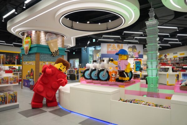台灣樂高®全台最大授權專賣店LaLaport 南港盛大開幕 樂高迷新據點 8 20251129013231 42 600x401 1