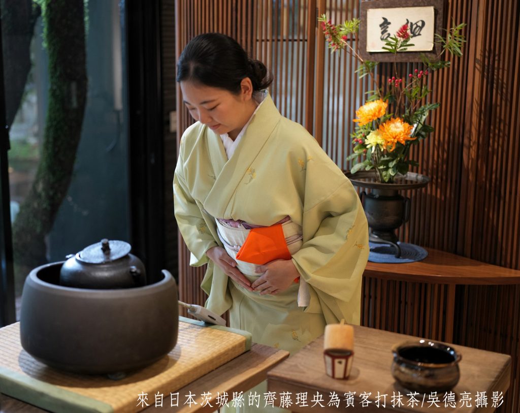 %E6%97%A5%E6%9C%AC%E7%95%99%E5%8F%B0%E5%A5%B3%E5%A4%A7%E7%94%9F%E7%9A%84%E8%8C%B6%E9%81%93%E7%9B%9B%E9%A5%97 %E6%8A%B9%E8%8C%B6%E4%B8%89%E7%B7%9A%E5%92%8C%E6%9C%8D%E7%A7%8000020 1024x813 1