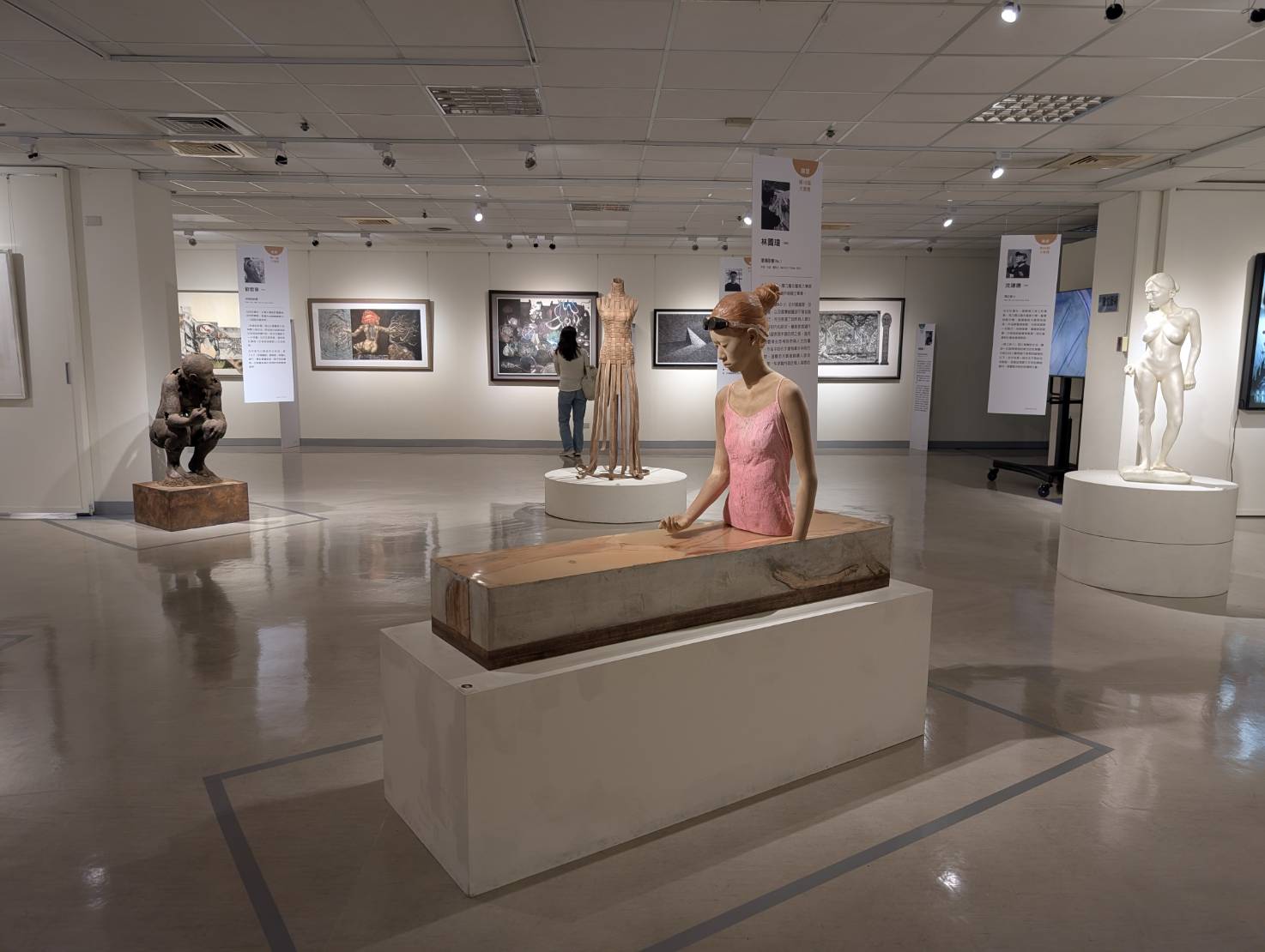 「大墩美展30週年特展」揭幕 台中藝術文化傳承跨越三十載 5 %E5%A4%A7%E5%A2%A9%E7%BE%8E%E5%B1%9530%E5%B9%B4 %E5%B7%A8%E5%8C%A0%E5%90%8D%E4%BD%9C%E7%89%B9%E5%B1%95 %E5%B1%95%E5%A0%B4%E4%B8%80%E6%99%AF