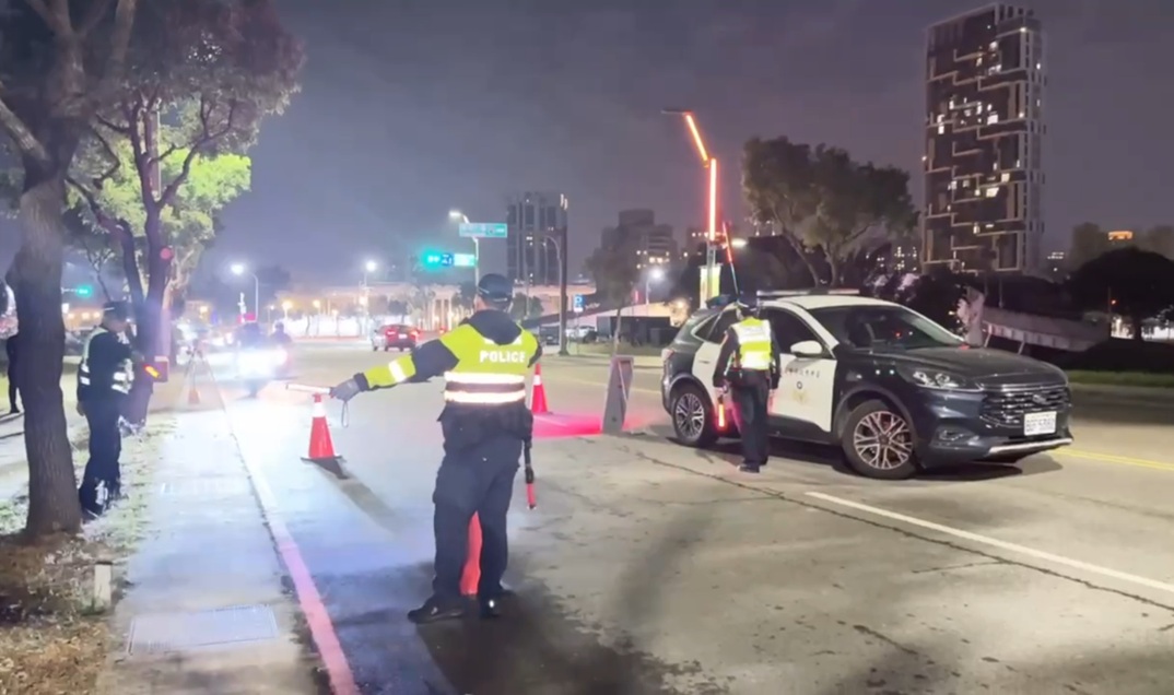 威力路檢 - 報新聞 Mega News ▲圖說:配合「唾液毒品快篩」取締毒駕,中市警11月執行大規模密集威力路檢 (圖/台中市政府 提供)