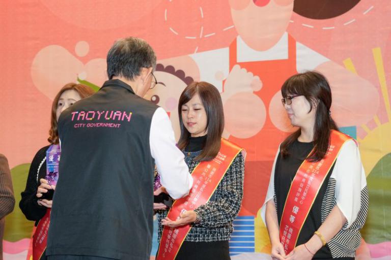 「嬰為信賴,托出青睞」 桃市府肯定托嬰中心專業人員對嬰幼兒照顧之貢獻 4 20251129194119 ef696dc6