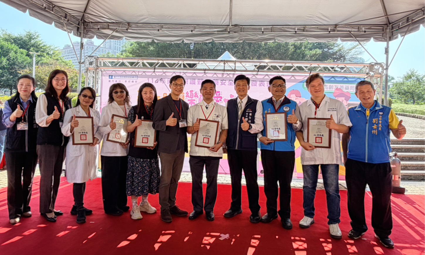 健保署、食藥署、長照署集體失能? 高齡台灣迫切系統性國家級警訊風險 8 %E5%8F%97%E7%8D%8E%E4%BA%BA%E8%88%87%E7%BD%B2%E9%95%B7%E5%8F%8A%E5%B1%80%E9%95%B7%E5%90%88%E5%BD%B1%E5%88%86%E4%BA%AB%E6%A6%AE%E8%80%80 0