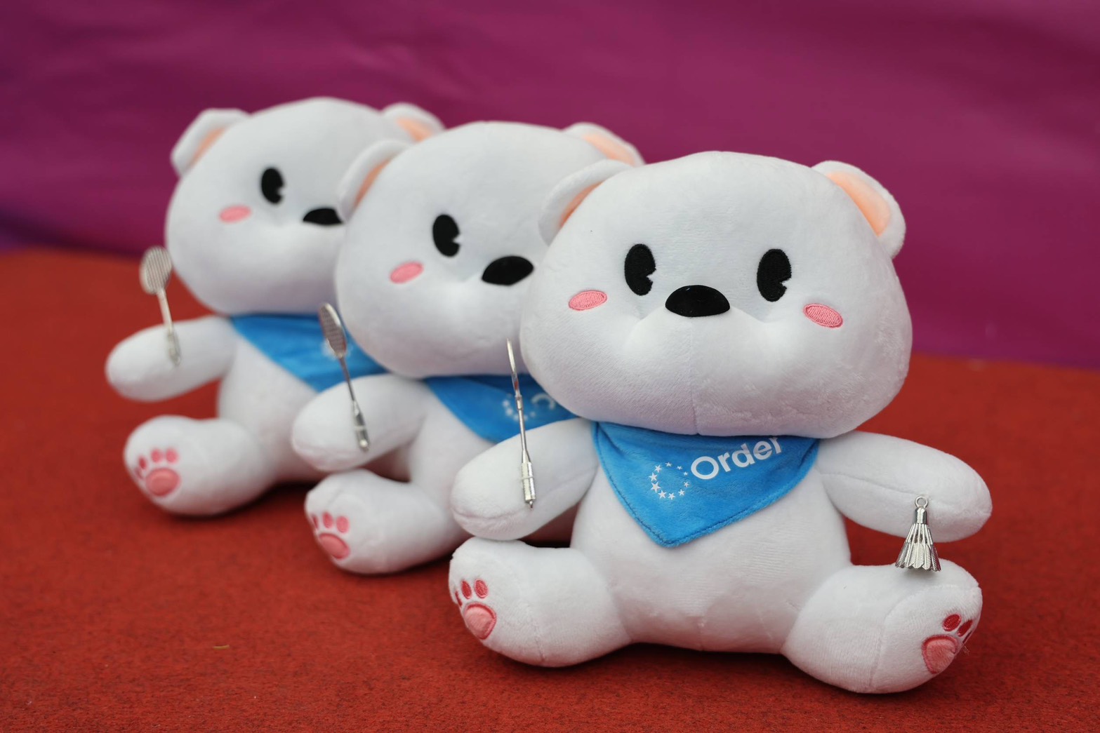 圖3大會贊助商歐德傢俱Order在頒獎典禮派出大會吉祥物歐德羽球熊與選手一起站上頒獎台 - 報新聞 Mega News %E5%9C%963%E5%A4%A7%E6%9C%83%E8%B4%8A%E5%8A%A9%E5%95%86%E6%AD%90%E5%BE%B7%E5%82%A2%E4%BF%B1Order%E5%9C%A8%E9%A0%92%E7%8D%8E%E5%85%B8%E7%A6%AE%E6%B4%BE%E5%87%BA%E5%A4%A7%E6%9C%83%E5%90%89%E7%A5%A5%E7%89%A9%E6%AD%90%E5%BE%B7%E7%BE%BD%E7%90%83%E7%86%8A%E8%88%87%E9%81%B8%E6%89%8B%E4%B8%80%E8%B5%B7%E7%AB%99%E4%B8%8A%E9%A0%92%E7%8D%8E%E5%8F%B0