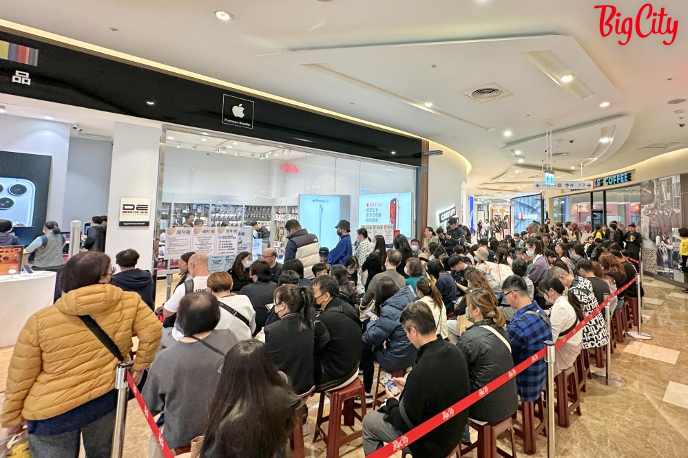 圖一 iPhone17 持續熱賣每天一早出現搶購人潮_0_Fotor - 報新聞 Mega News %E5%9C%96%E4%B8%80 iPhone17 %E6%8C%81%E7%BA%8C%E7%86%B1%E8%B3%A3%E6%AF%8F%E5%A4%A9%E4%B8%80%E6%97%A9%E5%87%BA%E7%8F%BE%E6%90%B6%E8%B3%BC%E4%BA%BA%E6%BD%AE 0 Fotor