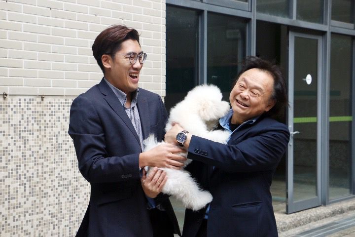 圖：立委王世堅參觀台北海大寵物系看到滿滿的狗，竟爆笑說：「我雖然是貓奴，但這隻狗狗實在太可愛，忍不住！」（台北海大提供）