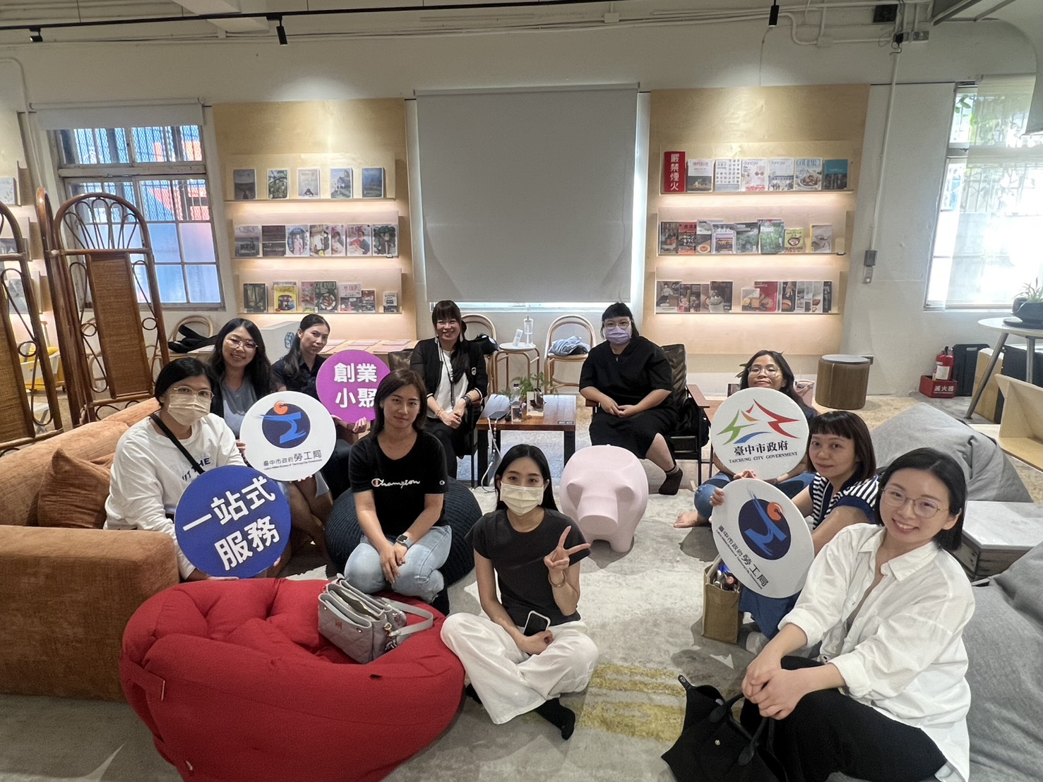 漂亮數據背後政策焦慮? 臺中市青創服務結構困境 11 %E5%89%B5%E6%A5%AD%E5%B0%8F%E8%81%9A%E5%AD%B8%E5%93%A1%E5%92%8C%E6%A5%AD%E5%B8%AB%E5%90%88%E7%85%A7 0