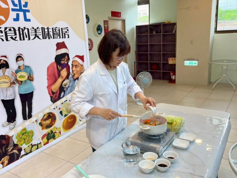 新竹榮家開發高齡友善飲食 牙口吞嚥不佳長輩能安享美食 6 20251203170746 596efa9d